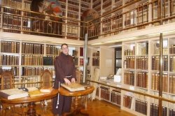 Gvardijan p. Tomaž Hočevar samostanski knjižnici, ki je resnično vredna ogleda.