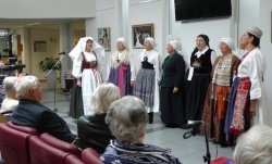 Ljudske pevke Cintare iz Ljubljane so popestrile prireditev in zapele v čast stoletnikoma.
