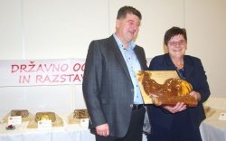 Jože Simončič in Mihaela Blatnik s "potico petelinom".