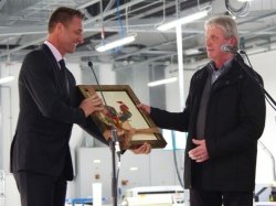 Janez Selak je v funkciji šentjernejskega župana direktorju Simonu Lesarji izročil sliko šentjernejskega petelina.