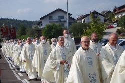 Številni duhovniki novomeške škofije so prišli na škofovsko posvečenje.