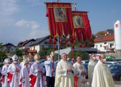 Sprevod do cerkve: novega škofa msgr. dr. Andreja Sajeta (v sredini) sta spremljala mirnopeški župnik Janez Rihtaršič (na levi) in Jože Čuk.