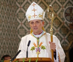 Msgr. dr. Andrej Saje je bil včeraj v rodni mirnopeški župniji posvečen v škofa.