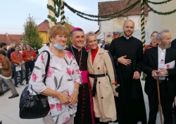 Mnogim je uspelo, da so se fotografirali z novim škofom.