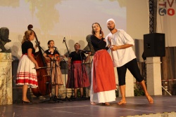 Folklorno društvo Kres je sinoči obeležilo 45-letnico delovanja. Tokrat je v živo zaplesal le en par - Klara Golić in Goran Pešić - ob spremljavi tria Li-la.