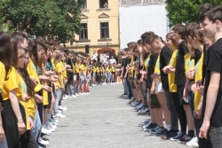 Letošnji maturanti so četvorko v simbolično slovo od srednje šole zaplesali že pred maturo, maja na novomeškem Glavnem trgu. (Foto: arhiv DL, I. V.)