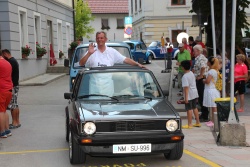 Parada starodobnikov VW kluba Dolenjske in Bele krajine, na čelu je bil domači župan Franc Vovk.