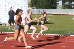 V teku na 100 m z ovirami sta se z drugim in tretjim mestom izkazali tudi domači atletinji Eva Murn in Tara Keber.