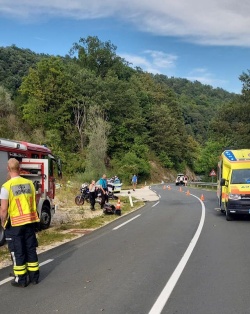 Na cesti Žužemberk - Dvor je včeraj padel motorist. (Fotografiji: PGD Žužemberk)