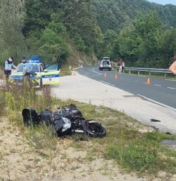 Včerajšnji padec motorista med Dvorom in Žužemberkom. (Foto: PGD Žužemberk)
