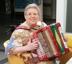 Sonja Pirc je tudi kot stanovalka DSO Novo mesto stanovalce rada razveselila s harmoniko in petjem. (Foto: arhiv DSO NM)
