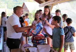 Straški župan Dušan Krštinc je včeraj mladim glasbenikom prinesel sladoled.