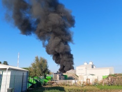FOTO: Požar na deponiji v Krškem; verjetno samovžig; dim naj ne bi bil nevaren, a zapirajte okna in vrata; v NEK-u pomirjajo 