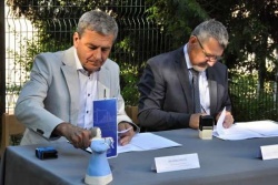 Pogodbo sta podpisala predsednik uprave krškega komunalno-gradbenega podjetja Kostak Miljenko Muha in sevniški župan Srečko Ocvirk.