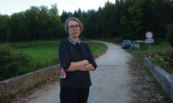 Renata Žibert na problematičnem mostičku, ki vodi v vas Grič pri Klevevžu.