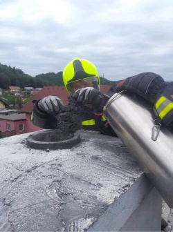 Višnjegorski gasilci danes na strehi (fotografije še spodaj v fotogaleriji); foto: PGD Višnja Gora