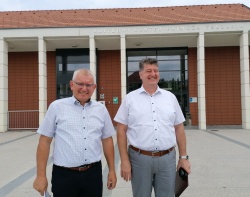 O Jernejevem 2022 je spregovoril župan Občine Šentjernej Jože Simončič (na desni), skupaj z direktorjem OU Samom Hudoklinom pa sta predstavila glavne projekte občine.