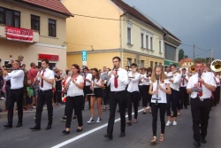 Rdeča nit letošnje Jernejeve povorke, ki bo v Šentjerneju potekala po dveh koronskih letih, bodo pihalni orkestri. Šentjernejski pihalni orkester praznuje namreč 110 let delovanja.