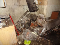 Podoben primer kot včeraj na Stražnjem Vrhu se je leta 2014 zgodil v naselju Stranje - eksplodirala je peč na trda goriva, pri čemer so se poškodovale štiri  osebe, ena  je umrla na kraju nesreče. (Foto: arhiv DL)