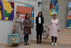Predaja donacije vodji programa Dnevni center za otroke Kristini Lovrinovič in Mojci Vegelj, ki skrbi za center v Brezju.