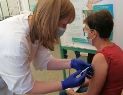 Mnogi so čakali na najnovejše cepivo za poživitveno cepljenje, prilagojeno inačici  omikrona BA.4 in BA.5, ki so ga prejšnji petek dobili tudi v ZD Novo mesto. Zanimanje za cepljenje je večje.