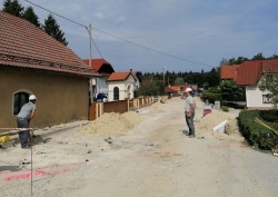 Trenutno potekajo dela prenove celotne infrastrukture v vasi Maharovec.