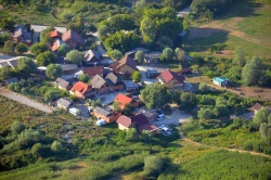 Del romskega naselja v Dobruški vasi ob avtocesti. Na dveh hišnih številkah je prijavljenih preko tristo Romov, ki predstavljajo že več kot 10 odstotkov vsega prebivalstva v občini. (Foto: Marko Kirar)
