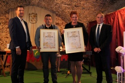 Posebno priznanje novomeške zbornice sta prejela Fani Rojc in Jure Mlakar, na levi njen podpredsednik Rado Trifković in na desni žužemberški župan Jože Papež.