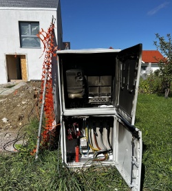 Na Bohoričevi ulici v Brežicah se je kadilo iz elektro omarice. (Foto: PGD Brežice)