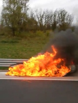FOTO: Na AC ogenj popolnoma uničil avto
