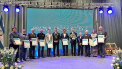 Nagrajenci in nagrajenke z županom (Foto: Občina Kočevje)