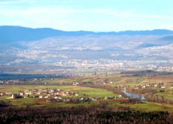 Bela krajina s Kolpo, v ozadju Gorjanci (Foto: Wikipedija)