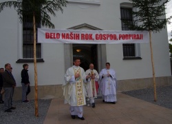 Prenovljeno cerkev in nov zvonik je blagoslovil generalni vikar novomeške škofije g. Peter Kokotec (v sredini), na levi šmihelski župnik g. Igor Stepan ter na desni kaplan g. Janez Meglen.