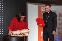 V spomin na ta dogodek je škof prejel knjigo Anice Levstik Rodbina Barbo in rožni venec iz koruznega ličkanja, ki ga je izdelala Marta Lužar.