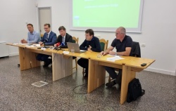 Govorci na današnji novinarski konferenci (Foto: Občina Kočevje)