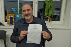 V Šoli za župane je med drugim nastal seznam 11 zavez, ki jih je lahko podpisal vsak kandidat ali kandidatka. Na posnetku sedanji metliški župan Darko Zevnik, ki se poteguje za še en mandat.