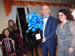 Slavje novega/starega šmarješkega župana Marjana Hribarja. 5-litrski šampanjec sta mu podarila gostinca Pirkovič. Na sliki Hribar z ženo Simono.