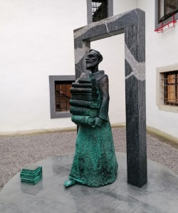 Skulptura Frančiškan z rastočo knjigo
