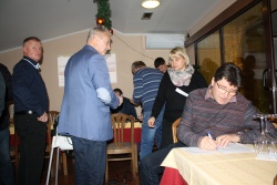 Ivan Molan (spredaj desno) spremlja rezultate. Komentar enega od članov volilnega štaba: ''Na tesno gre ...''