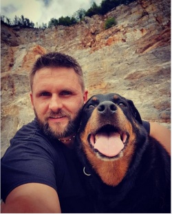 Slavko Slobodnik je na Instagramu objavljal tudi fotografije s svojimi psi. Menda jih je imel zelo rad. (Instagram)
