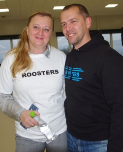 Slavica Jordan in Ognjen Saje, mentorja ekipe Roosters iz Šentejrneja, se veselita uspeha njihovih osnovnošolcev.