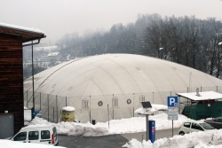 Napihljivi šotor Teniškega kluba Portovald je že v ponedeljek popoldne sprejel tenisače. (Foto: I. V.)