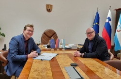 Župan in podžupan ob včerajšnjem podpisu sklepa o imenovanju na funkcijo (Fotografiji: Občina Kočevje)