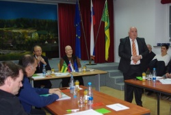 Na ustanovni seji Občinskega sveta Občine Škocjan v novem mandatu. Na sliki na desni župan Jože Kapler.