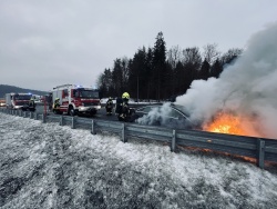FOTO: Zagorel avto na avtocesti