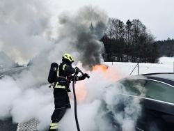 FOTO: Zagorel avto na avtocesti