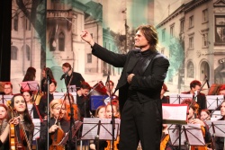 Novomeški simfonični orkester že sedmo leto vodi dirigent Miro Saje. (Foto: I. V.)