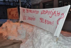 Transparenti pred kočevsko gimnazijo, kjer so sinoči razpravljali o usodi Melamina.