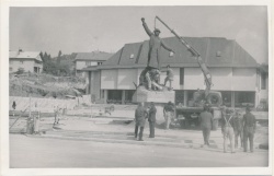 Postavljanje spomenika Matije Gubca pred Kulturnim domom Krško, 1977  (Foto: neznan avtor, dokumentacija Posavskega muzeja Brežice)
