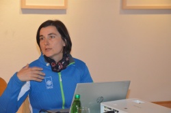 Barbara Kink, vodja OE za varstvo narave Novo mesto, med predavanjem